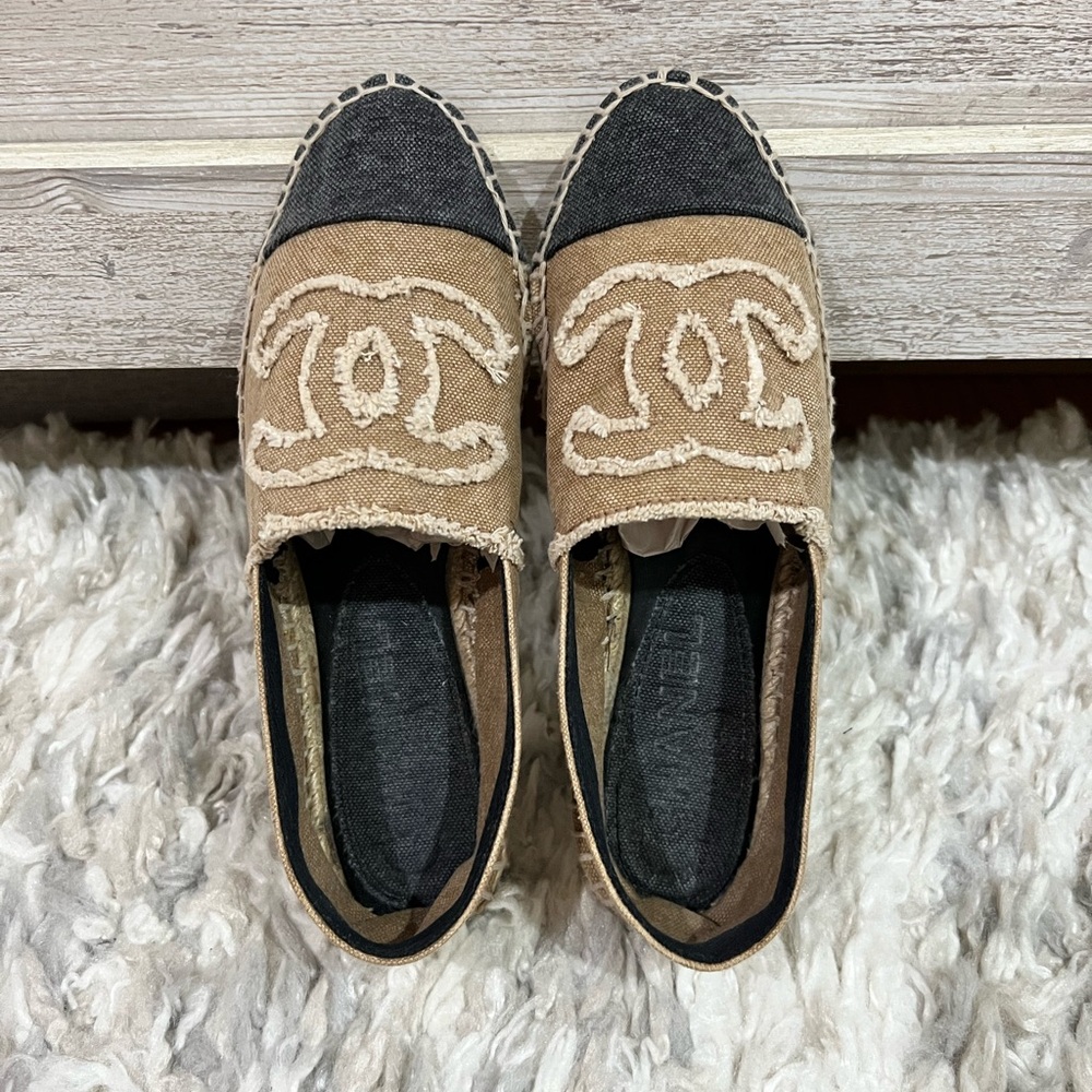 **AUTHENTIC** Chanel Canvas CC Espadrilles 37 Beige Black